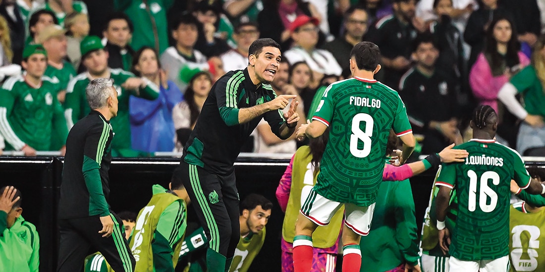 El michoacano le da instrucciones a Fidalgo en el duelo del domingo pasado.