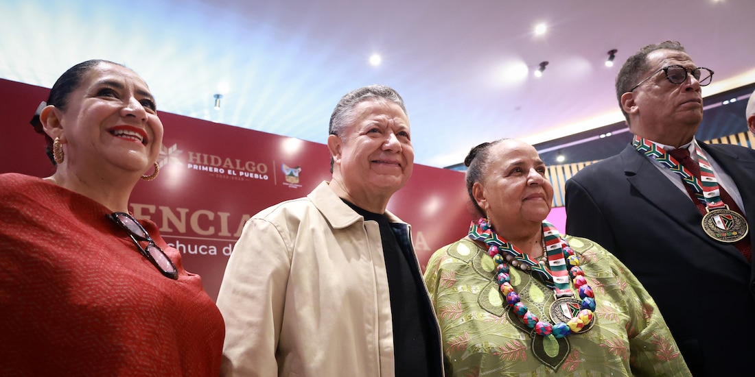 El gobernador de Hidalgo, Julio Menchaca, y la embajadora de Sudáfrica en México, Beryl Rose Sisulu.