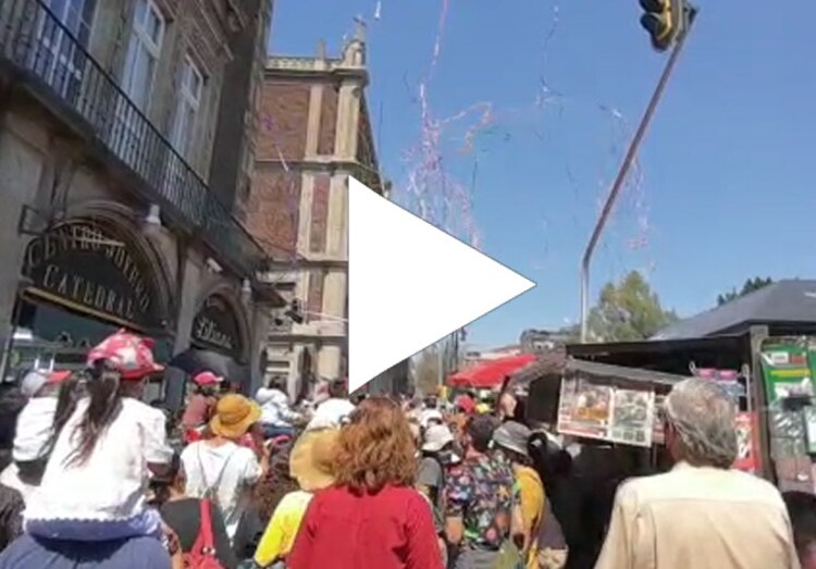 Gente camina por las calles del Centro Histórico y se percibe un ambiente de fiesta mientras suena "La vida es un carnaval".