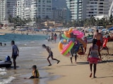 Aumenta presencia de turistas en playas de Acapulco, pese a la pandemia de COVID-19.