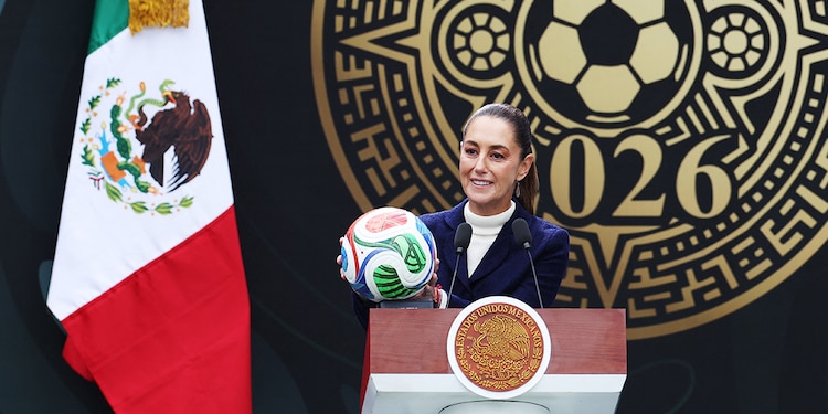 Claudia Sheinbaum, con el balón del Mundial 2026, ayer.
