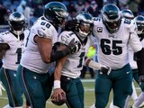 Jalen Hurts (1), de los Eagles de Filadelfia, festeja con Lane Johnson (65) y Jordan Mailata (68) tras conseguir una conversión de dos puntos ante los Bears de Chicago, el domingo 18 de diciembre de 2022