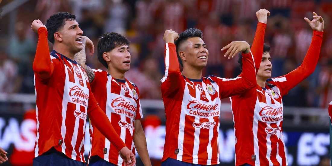 Jugadores de Chivas festejan su pase a semifinales del Clausura 2026 de la Liga MX