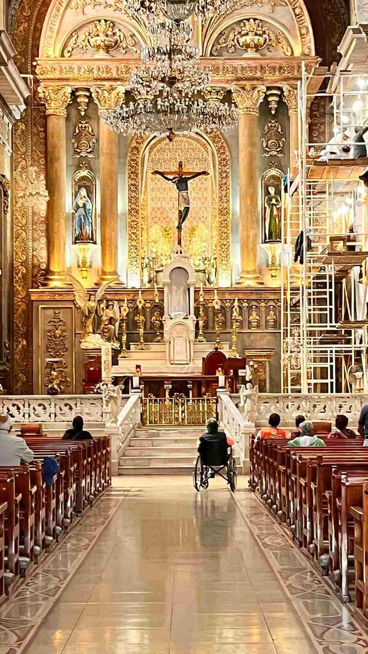 La figura, de 1.83 metros de altura, se encuentra al centro del santuario.