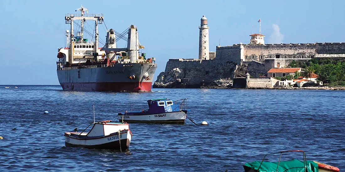 El buque de carga Asian Katra, arriba a la izquierda, llega a la bahía de La Habana, ayer.