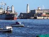 El buque de carga Asian Katra, arriba a la izquierda, llega a la bahía de La Habana, ayer.