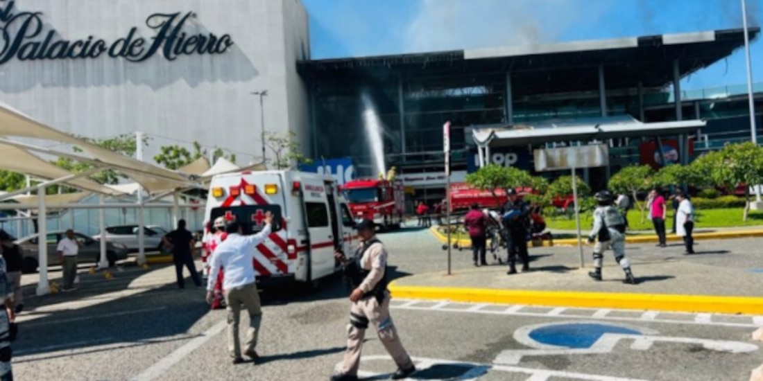 Bomberos y PC estatal en Plaza Altabrisa de Villahermosa, Tabasco, ayer.