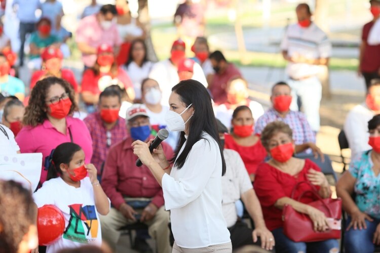 La abanderada de la alianza Va por Colima, Mely Romero, en su encuentro del sábado con vecinos de la capital.