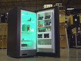 El mini refrigerador de Xbox irradia luz verde en su interior, un toque característico
de la marca