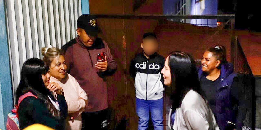 Lía Limón con vecinos de Álvaro Obregón.