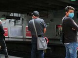Usuarios del Metro utilizan cubrebocas para evitar contagios por COVID-19