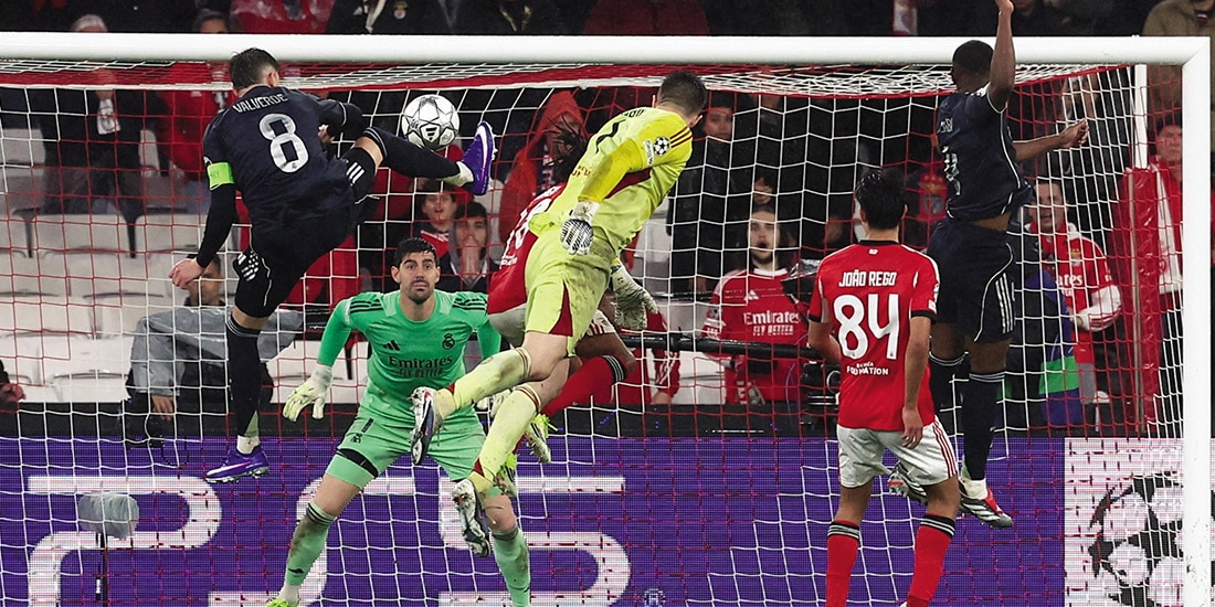 Anatoli Trubin en el momento exacto en el que hace su cabezazo para el último gol del partido, ayer.
