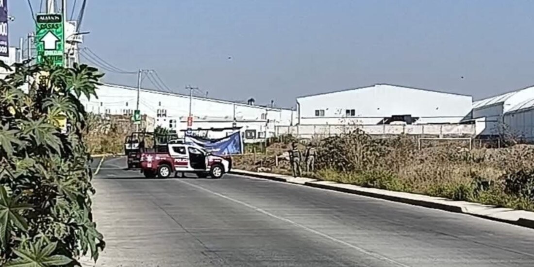 Autoridades locales resguardan el lugar del hallazgo, ayer.