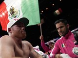 Saúl 'Canelo' Álvarez se lamenta después de su derrota contra Dmitry Bivol en mayo del 2022.
