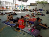 Migrantes venezolanos descansan en una cancha de San Pedro Tapanatepec, Oaxaca, el pasado martes.