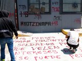 Normalistas de Ayotzinapa protestaron para exigir la destitución de la fiscal.
