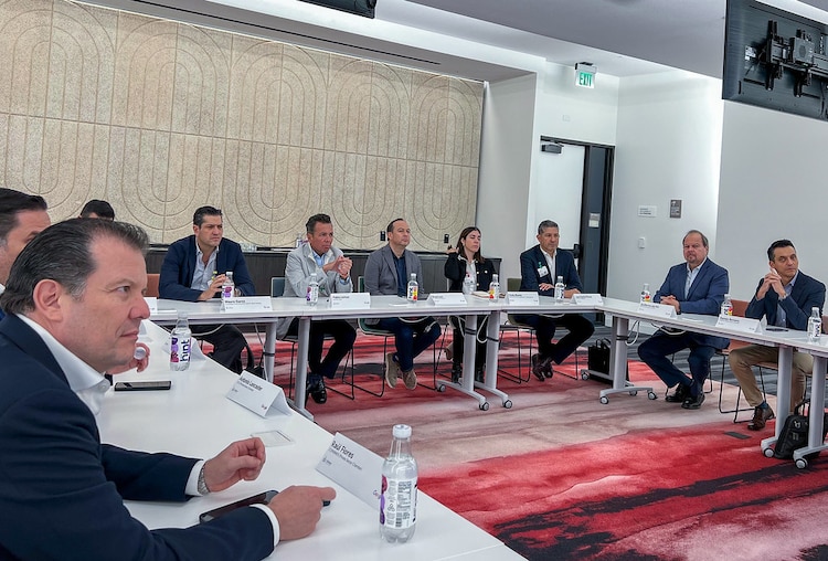 Con paquetes tecnológicos de Google, Pablo Lemus busca llevar ciencia y robótica a estudiantes en todas las regiones de Jalisco.