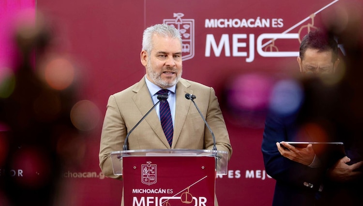 El gobierno estatal ha alcanzado una cifra histórica con más de 2 mil 100 kilómetros rehabilitados de la red carretera de Michoacán.