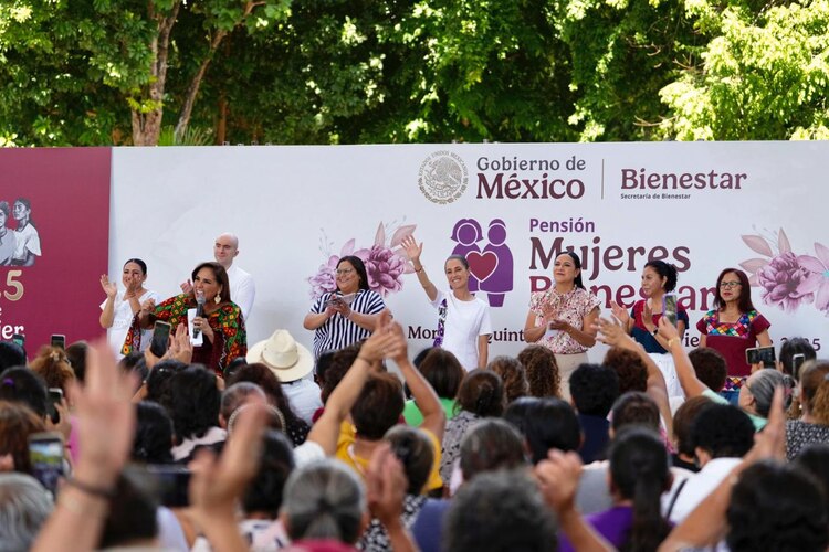 Presidenta Claudia Sheinbaum encabeza asamblea de Pensión Mujeres Bienestar en Puerto Morelos, Quintana Roo.
