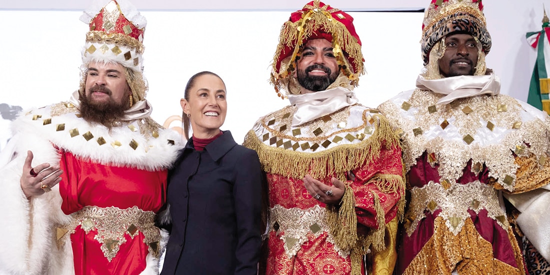 La Presidenta, al recibir ayer a los Reyes Magos en su conferencia del Pueblo.