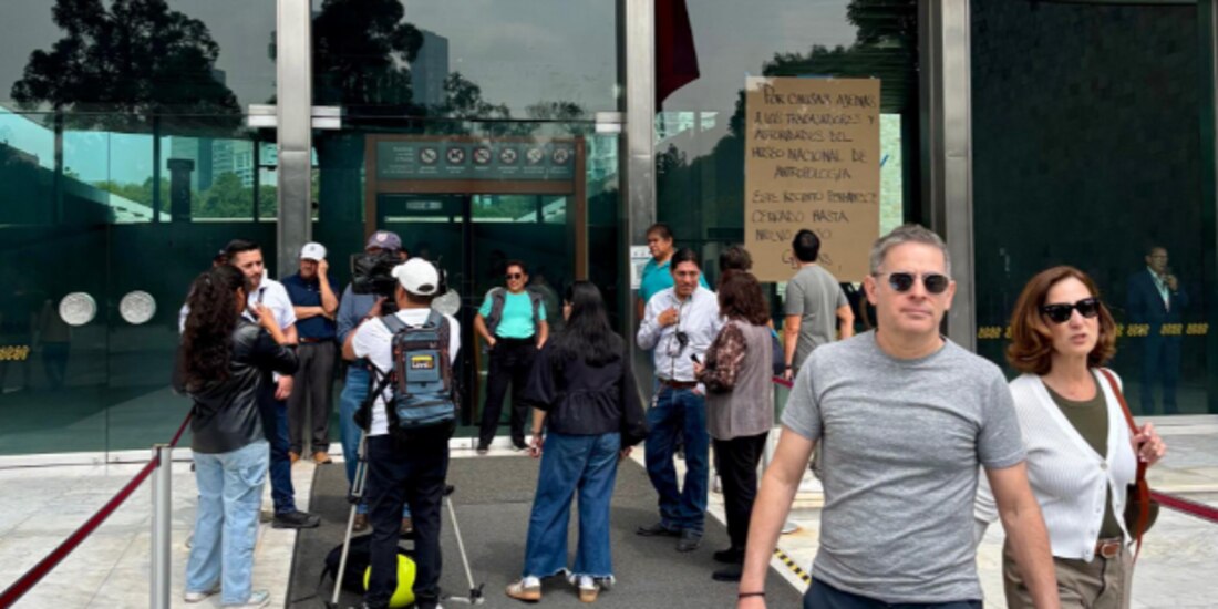 Visitantes, el pasado miércoles que estuvo cerrado el Museo de Antropología.