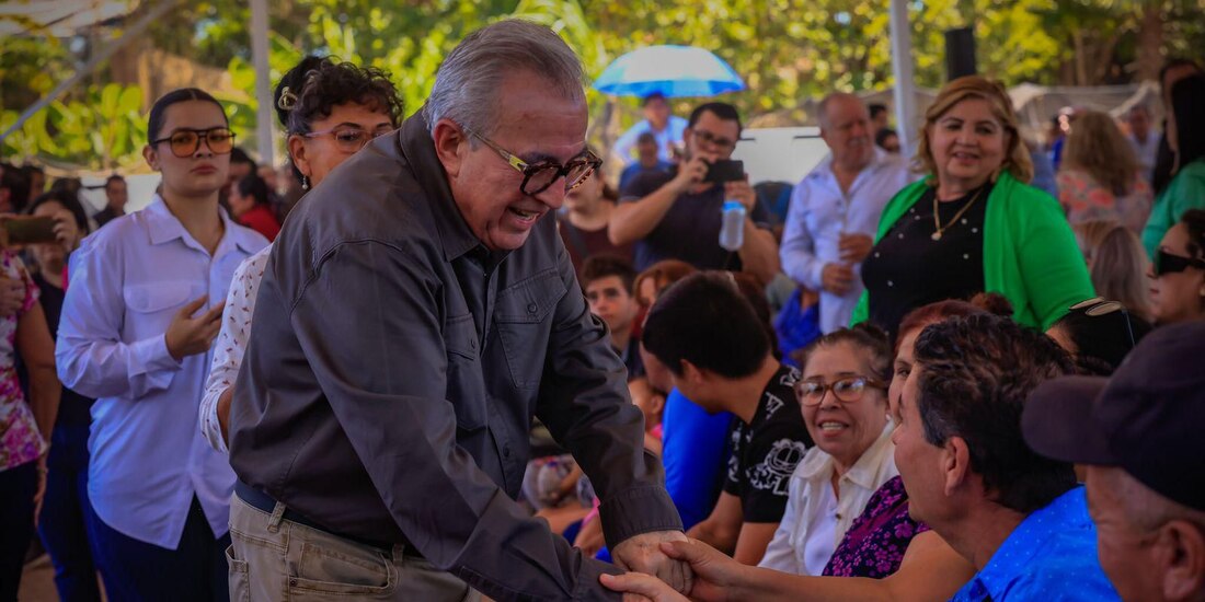 El Gobernador con habitantes sinaloenses.
