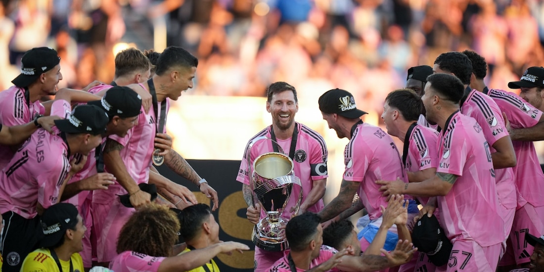 Lionel Messi carga el trofeo de la Copa MLS ante la mirada de sus compañeros del Inter Miami.