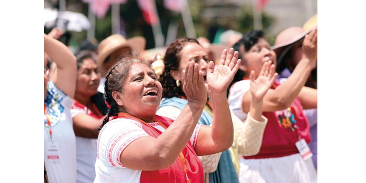 MUJERES asisten desde temprana hora
para escuchar de cerca el mensaje.