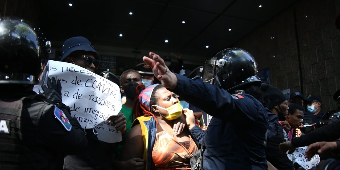 Haitianos son desalojados de la COMAR.