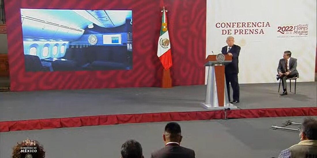 AMLO mostró imágenes del avión presidencial este lunes en la mañanera.