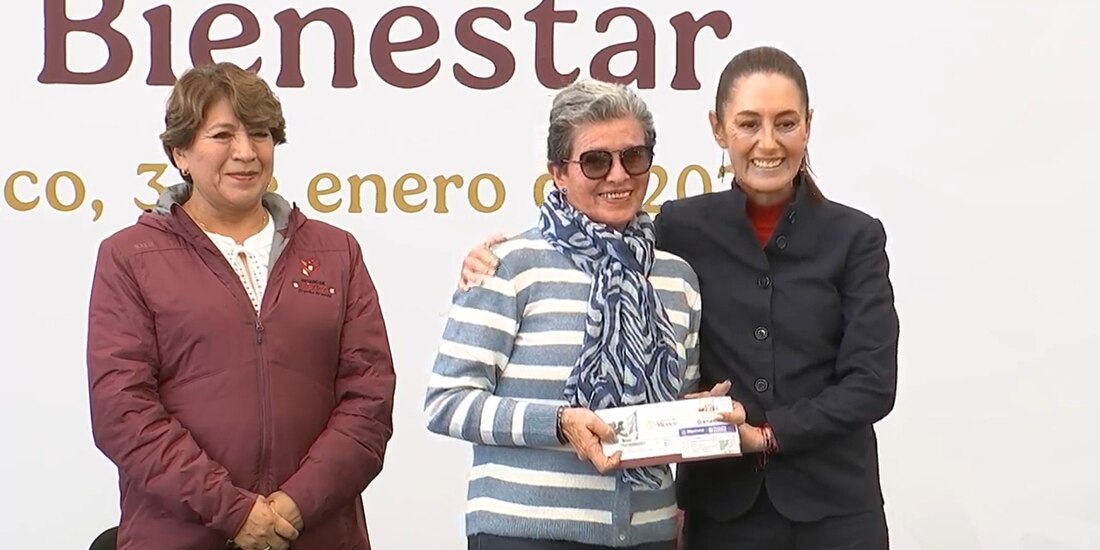 Delfina Gómez, una de las beneficiarias y la Presidenta Claudia Sheinbaum.