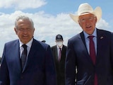 Andrés Manuel López Obrador, Presidente de México, y Ken Salazar, embajador de Estados Unidos en México, durante la inauguración de la Feria Aeroespacial México 2021 en la Base Aérea Militar N.º 1, el 22 de septiembre de 2021
