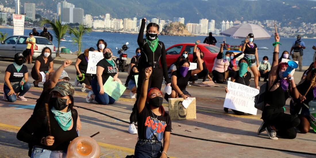 Integrantes de la Red Revolución Violeta marchan sobre la costera Miguel Alemán, en Acapulco, Guerrero.