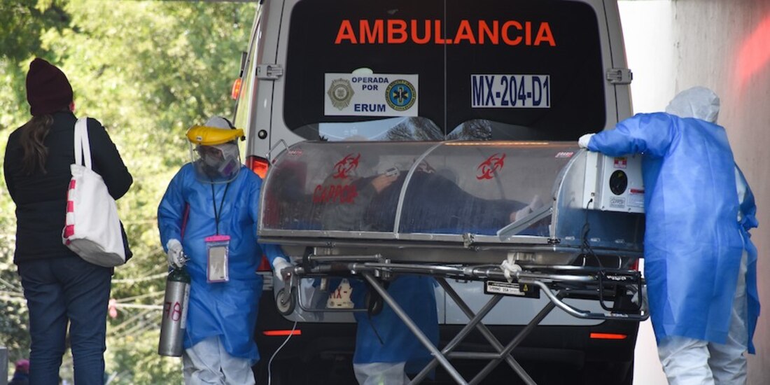 Paramédicos ingresan a un nuevo paciente grave de Covid al hospital de Los Venados, ayer, en la capital del país.