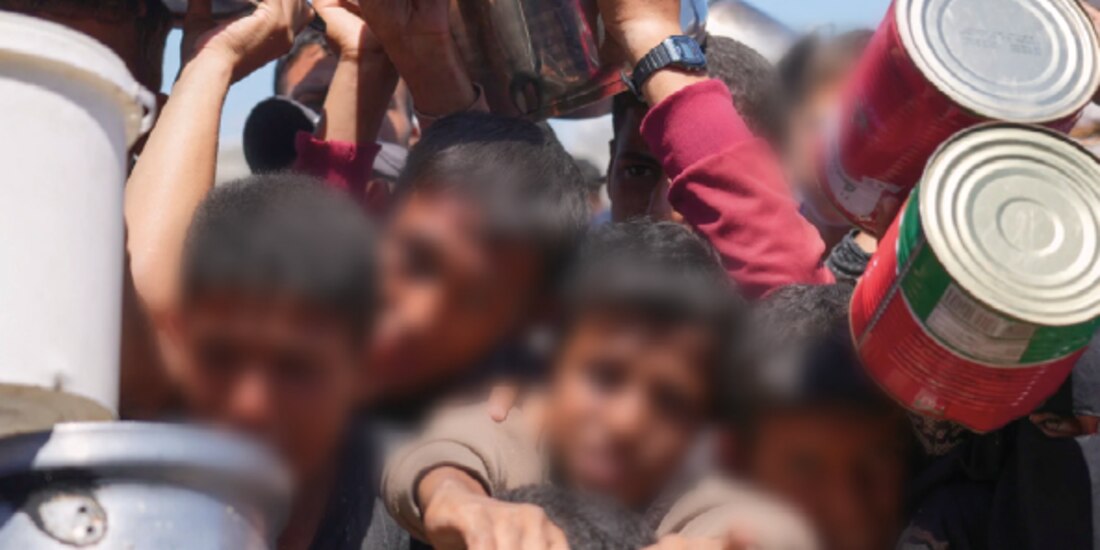 Palestinos luchan por conseguir alimentos donados en un comedor comunitario en Khan Younis, al sur de la Franja de Gaza, el pasado 2 de junio.