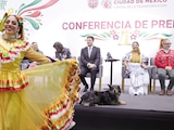 Clara brugada y Pablo Vázquez miran un baile folclórico, ayer, en conferencia.
