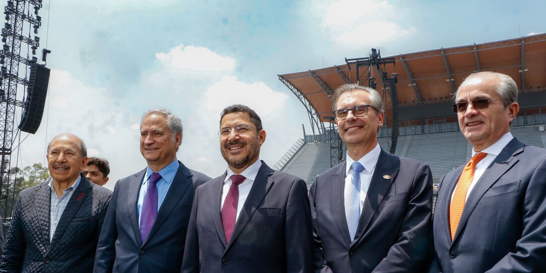 Martí Batres (centro), durante la reinauguración del Foro GNP, ayer.
