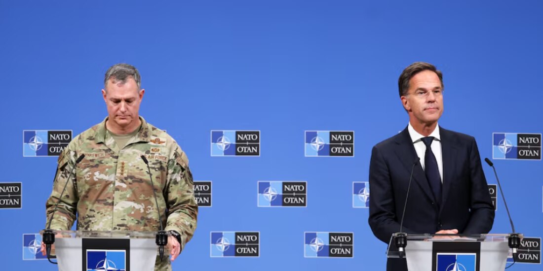 El Secretario General de la OTAN, Mark Rutte, y el Comandante Supremo Aliado en Europa, Alexus G. Grynkewich, asisten a una conferencia de prensa en la sede de la Alianza en Bruselas, Bélgica, el 12 de septiembre de 2025