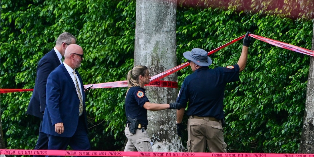 Agentes del FBI barren el campo de golf en busca de pistas sobre el atentado y el posible móvil, ayer.