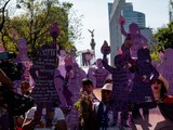 Cientos de mujeres encabezadas por madres cuyas hijas fueron víctimas de feminicidio o violencia de género marcharon del Ángel de la Independencia al Zócalo en el marco del Día Internacional de la Eliminación de la Violencia Contra la Mujer.