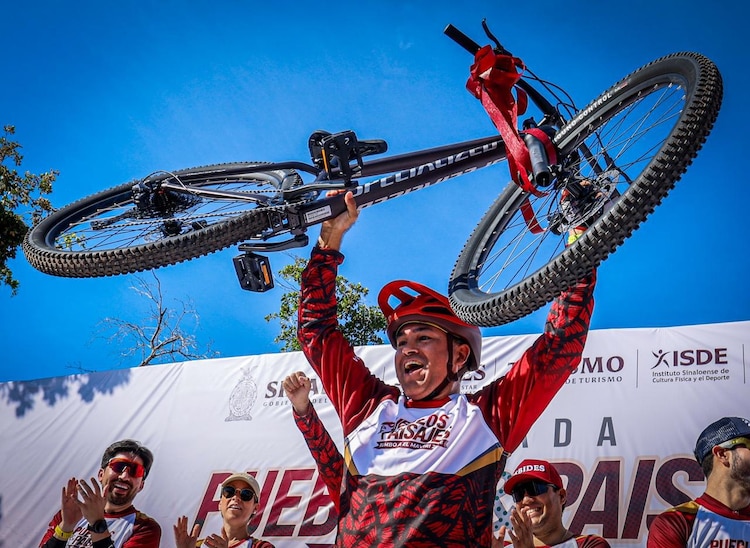 Como parte de la rodada, se rifaron dos bicicletas Specialized.