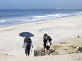 TIJUANA, BAJA CALIFORNIA, 04SEPTIEMBRE.- Una ola de calor se registra en la ciudad fronteriza, con temperaturas de hasta 35 grados centígrados. La imagen corresponde a Playas de Tijuana, lugar donde muchas personas acuden a caminar cubriéndose de los rayos del sol.
FOTO: OMAR MARTÍNEZ /CUARTOSCURO.COM