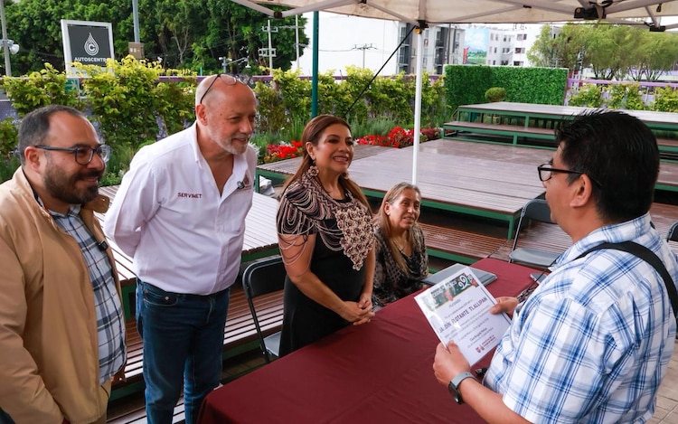 Clara Brugada, Jefa de Gobierno, entregó cortesías a otros visitantes del Jardín Flotante Tlallipan.