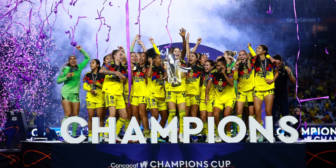 Jugadoras del América Femenil celebran con el trofeo de la Concacaf W Champions Cup.