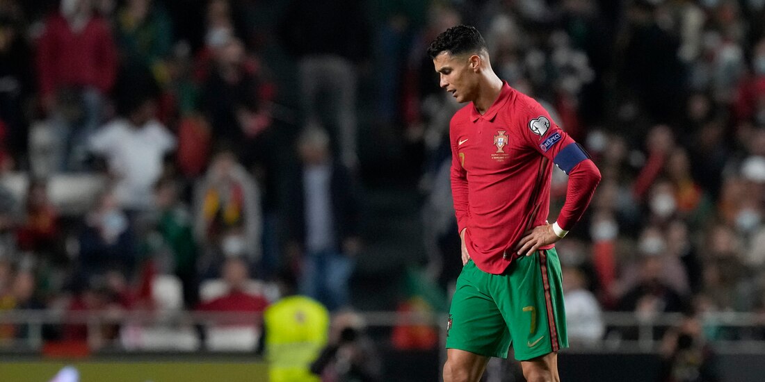 Cristiano Ronaldo se lamenta después de un gol de Serbia contra Portugal en choque eliminatorio rumbo a Qatar 2022, el pasado 14 de noviembre.