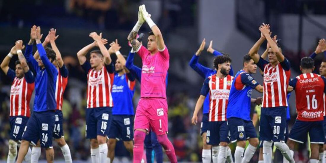 Futbolistas de Chivas, después de su empate con América, el pasado 25 de septiembre en el Estadio Azteca.