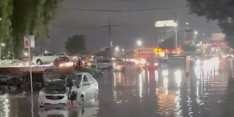 Encharcamientos y complicó la circulación sobre Avenida Central