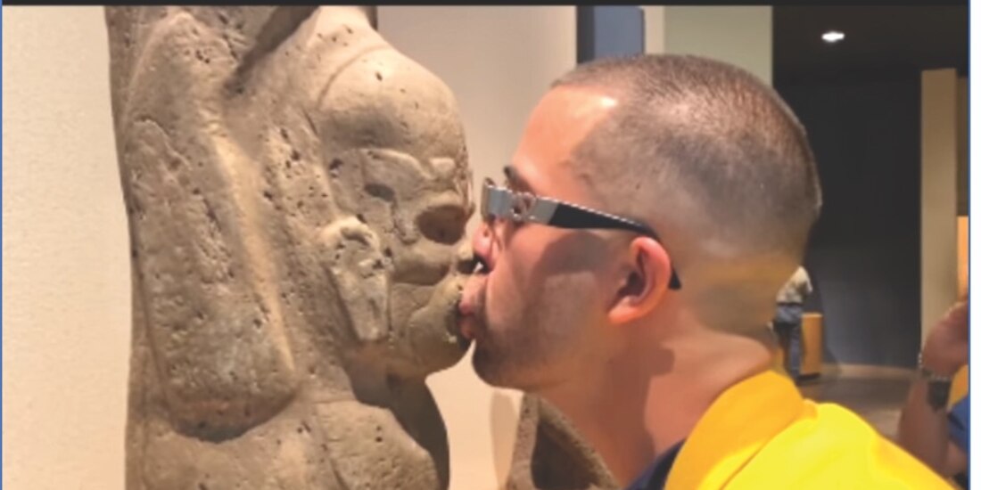 El performer era alertado por sus acompañantes para no ser descubierto por el personal del inmueble. Besó piezas arqueológicas de cinco salas.