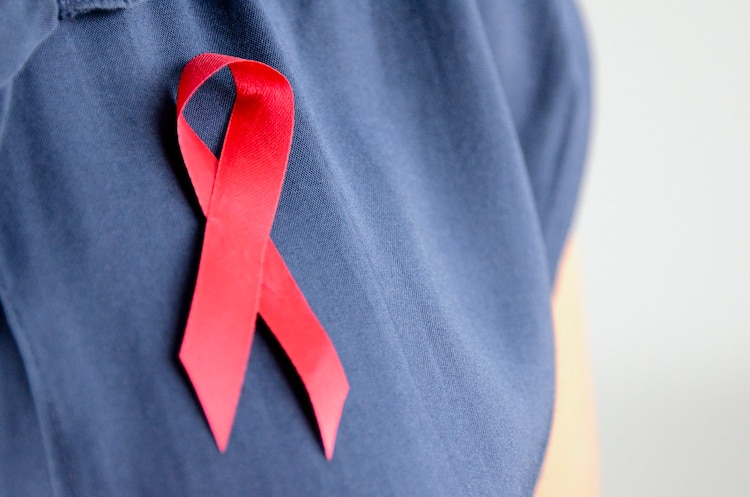 El moño rojo es uno de los símbolos de la acción contra el sida.