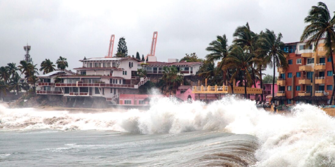 Fuerte oleaje en Playa Las Brisas, Manzanillo, Colima, en imagen de archivo.